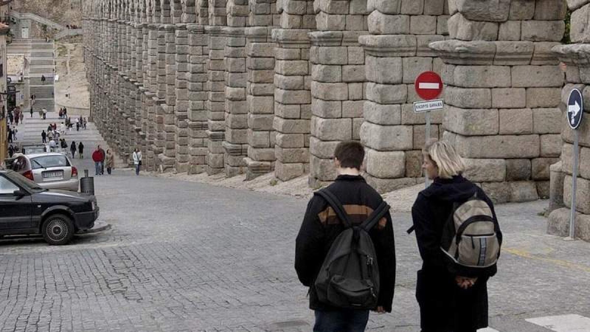 Dos turistas, en las inmediaciones del Acueducto de Segovia en una foto de archivo.
