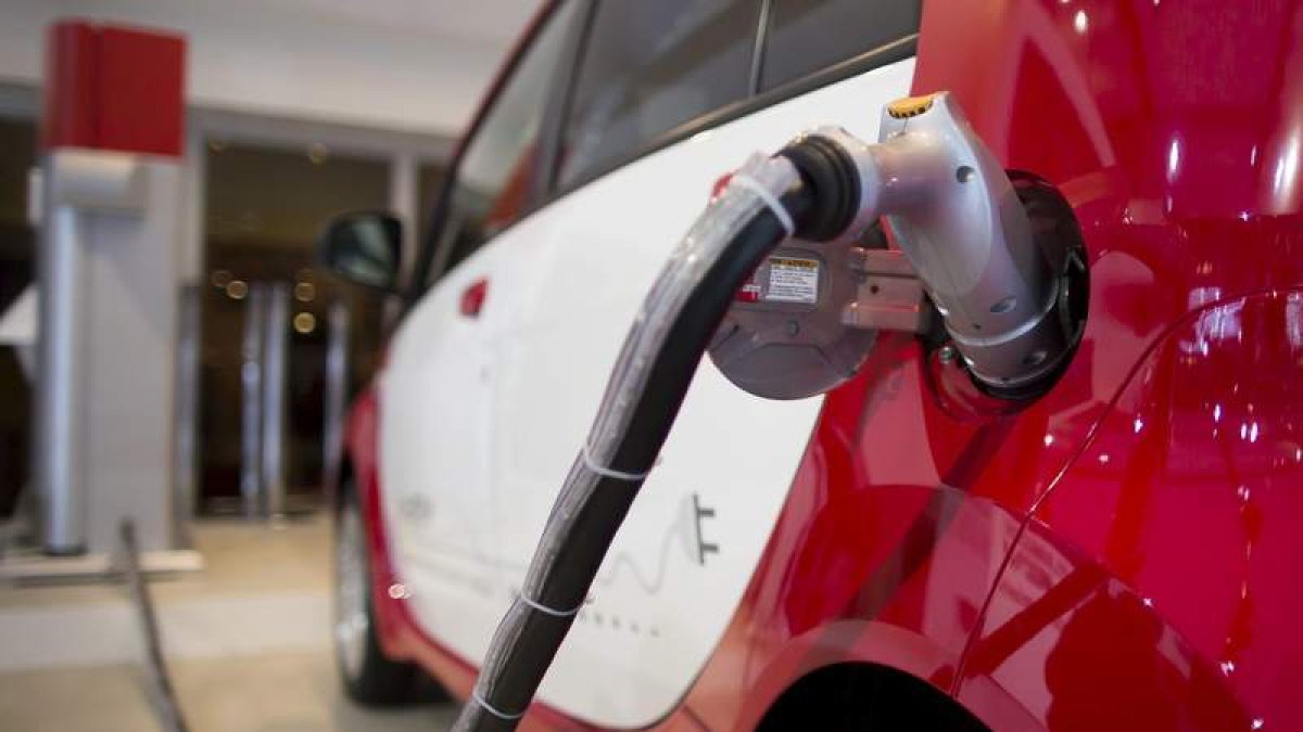Un coche eléctrico carga su batería.