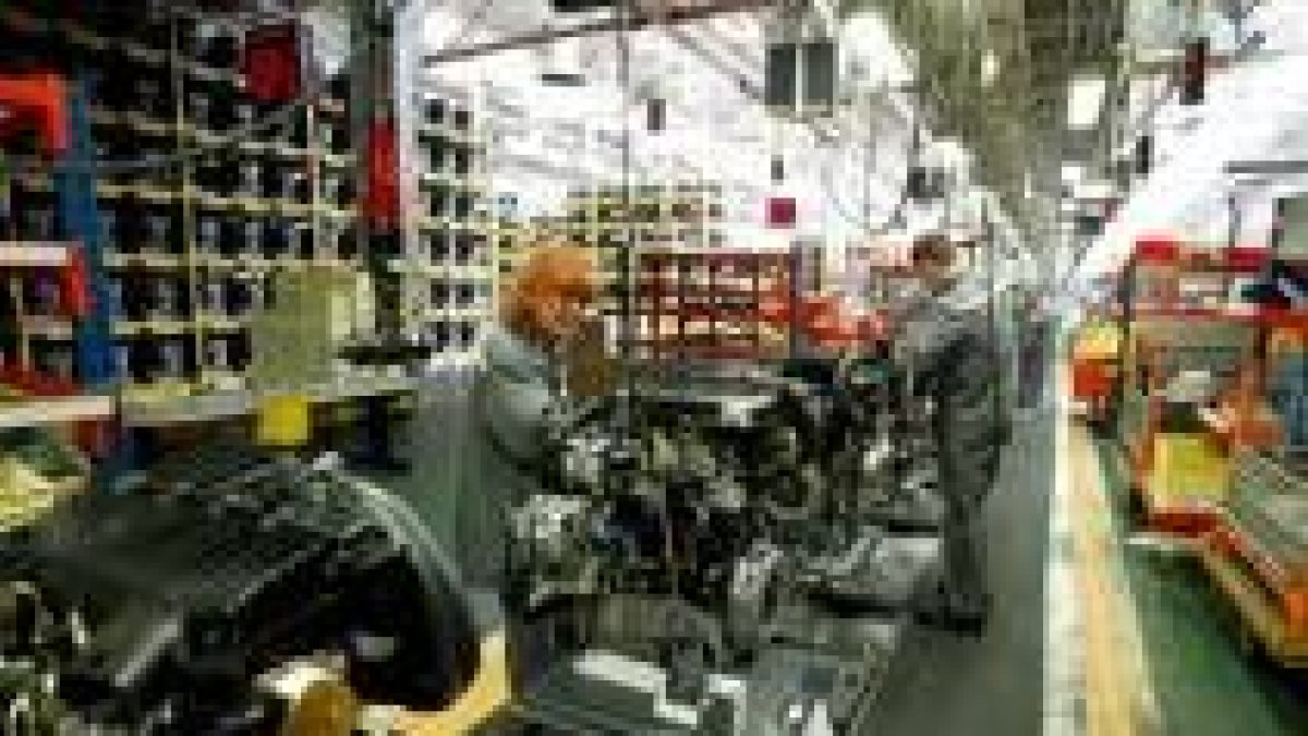 Una mujer realiza su trabajo en una de las cadenas de producción de la factoría