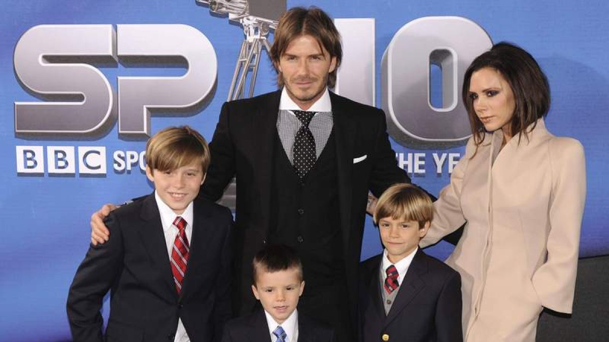 Arriba, la familia Beckham, que lleva la moda y la pose en el ADN. El último en apuntarse ha sido Romeo (a la derecha). Debajo, Rummer Willis, el hijo de Will Smith y Connor Cruise con su padre.