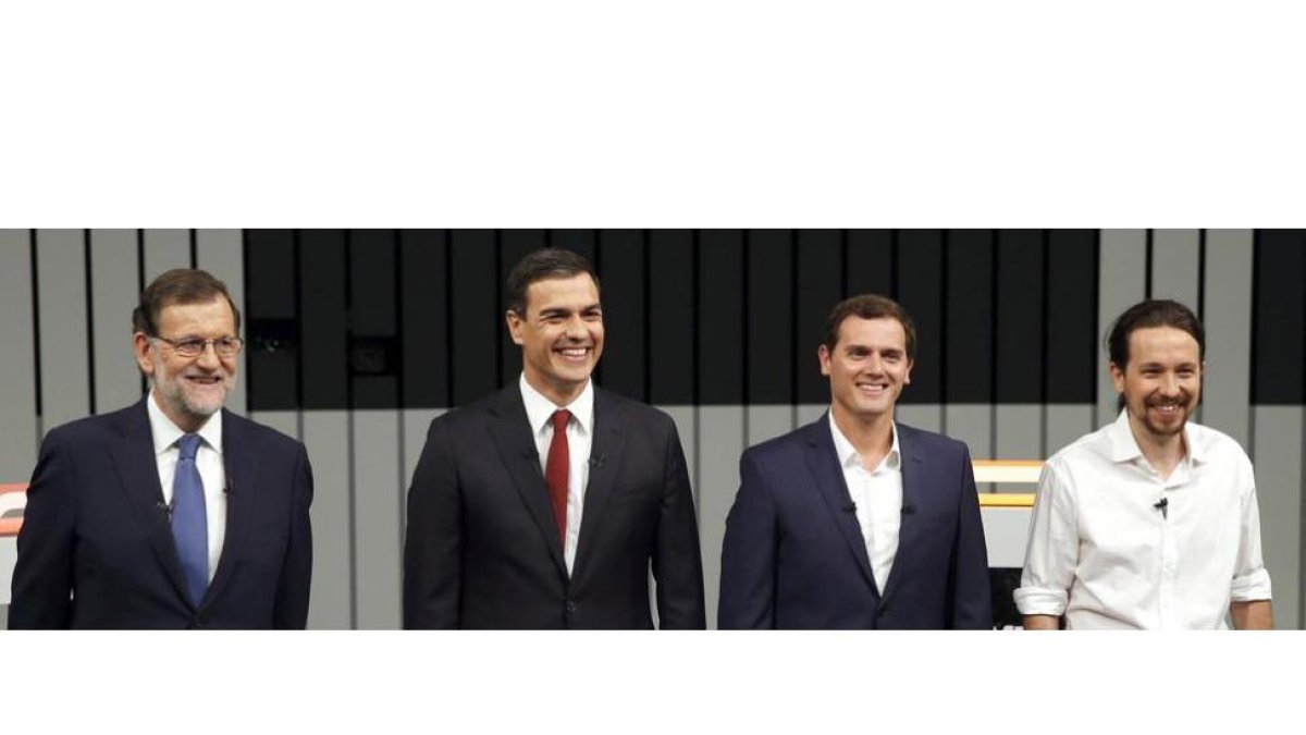Los cuatro líderes antes de comenzar el debate. MARISCAL
