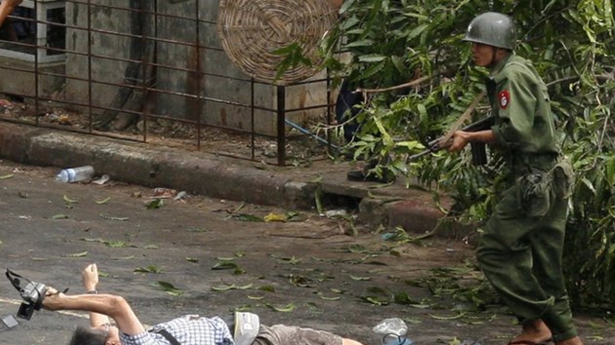 Kenji Nagai de APF intenta tomar fotografías cuando sale herido después de que la policía y los oficiales militares le dispararan durante una manifestación (2007).