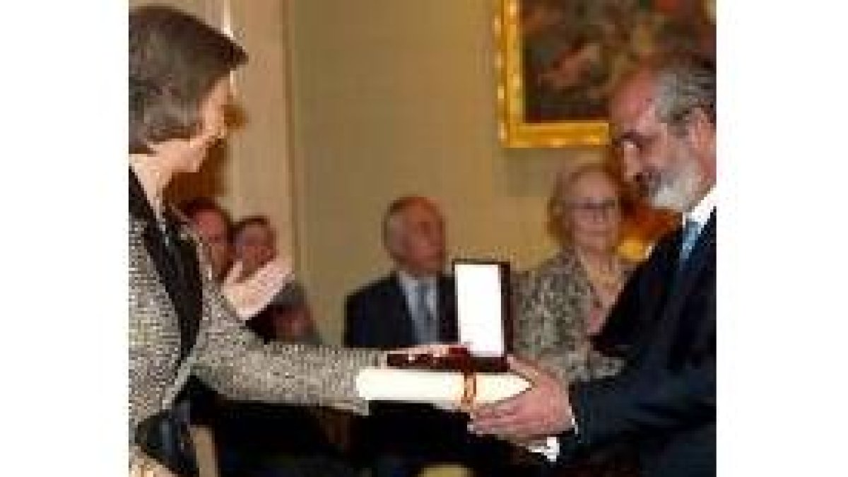Su Majestad la Reina entrega la medalla a Santos Llamas