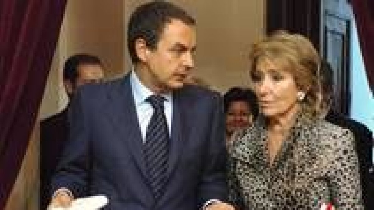 José Luis Rodríguez Zapatero conversa con Esperanza Aguirre antes del comienzo de la sesión de ayer