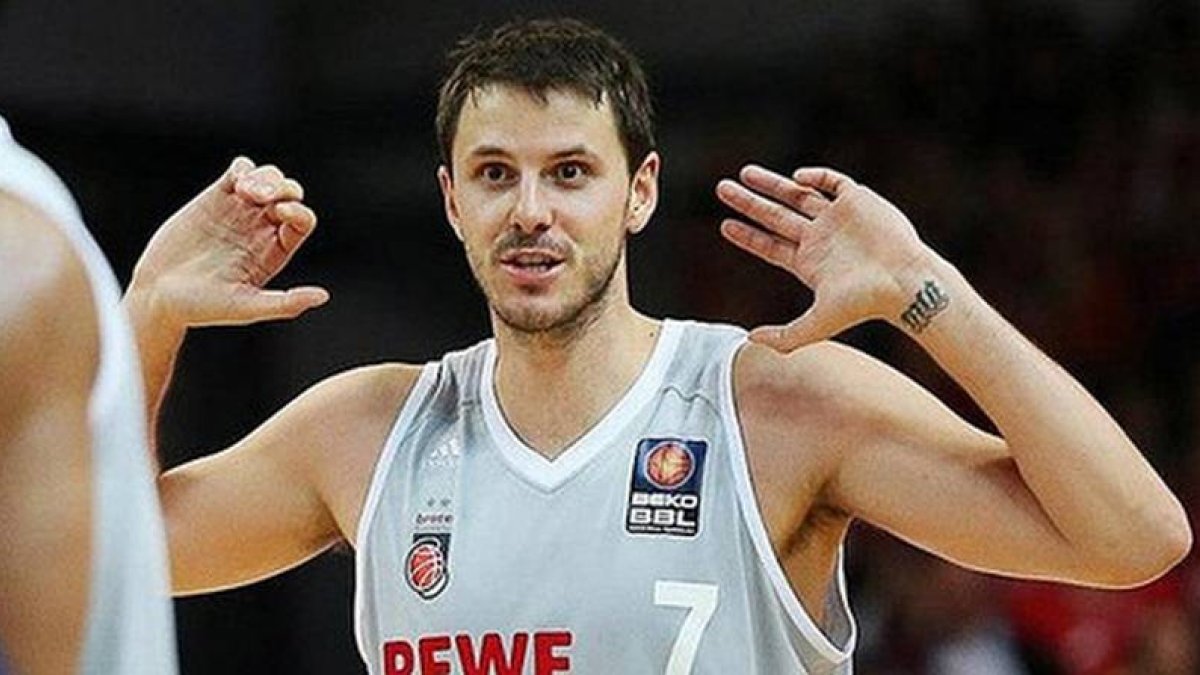 Nachbar, con la camiseta del Brose Baskets.
