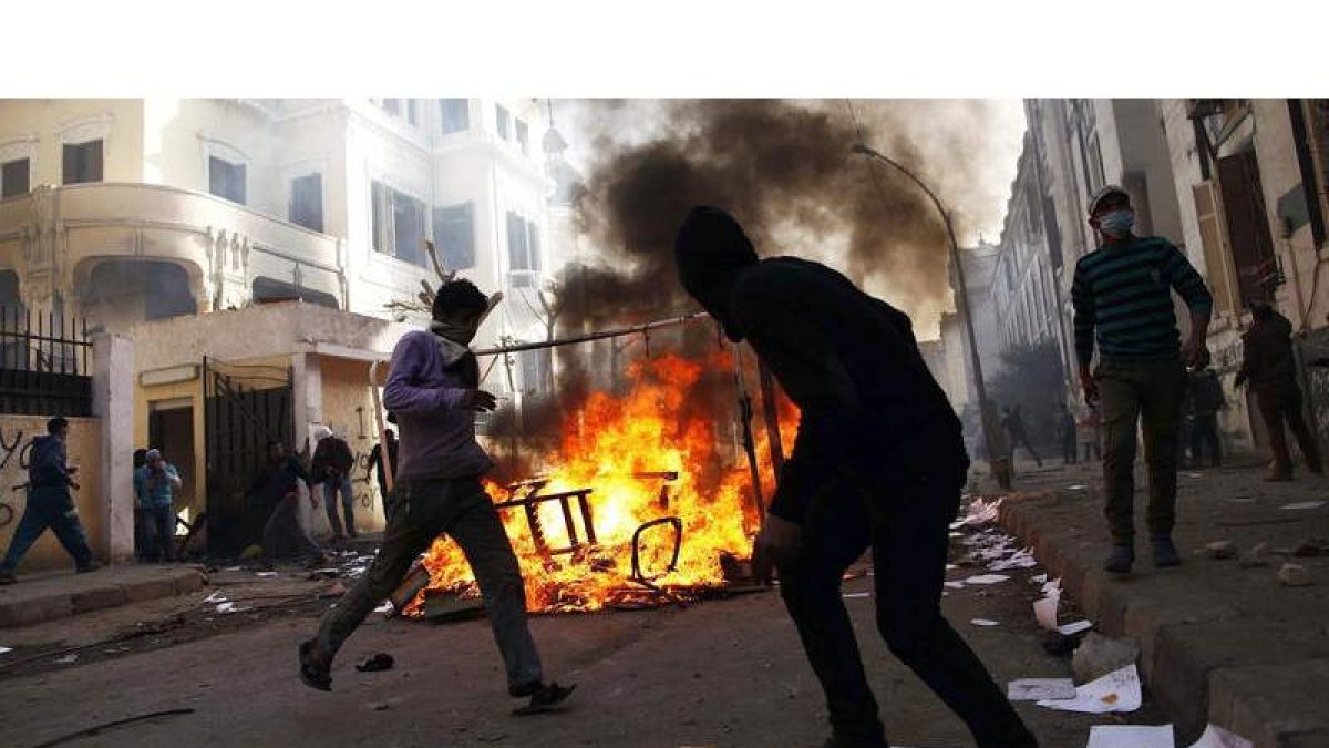 Imagen del caos en el que se ha sumido la ciudad de El Cairo, donde se ha anunciado el toque de queda.