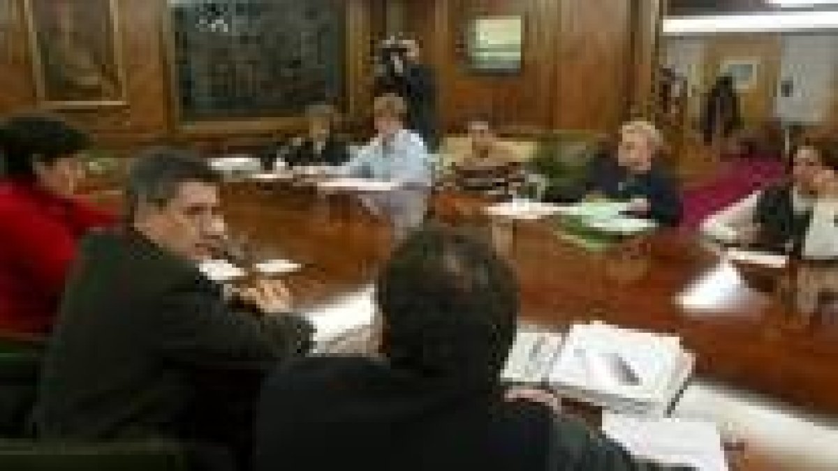 Un momento de la reunión entre la plataforma de las antenas y Humildad Rodríguez