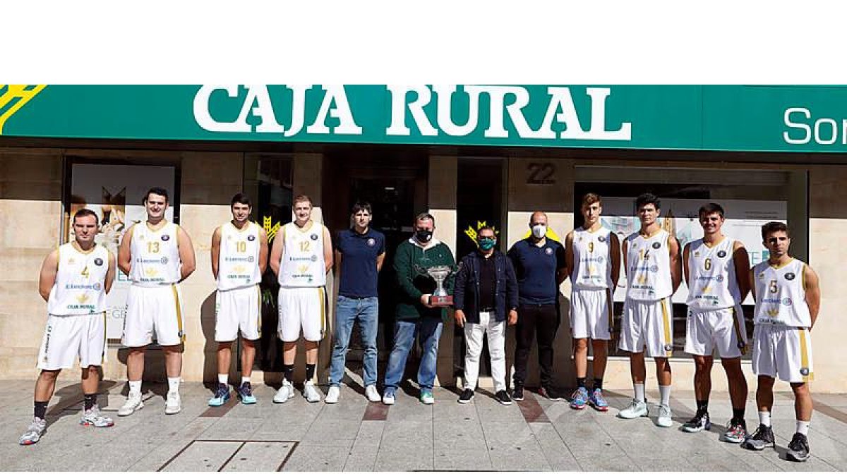 Foto de familia de la plantilla, cuerpo técnico y presidente del CB Reino de León junto a Narciso Prieto, de Caja Rural. MARCIANO PÉREZ