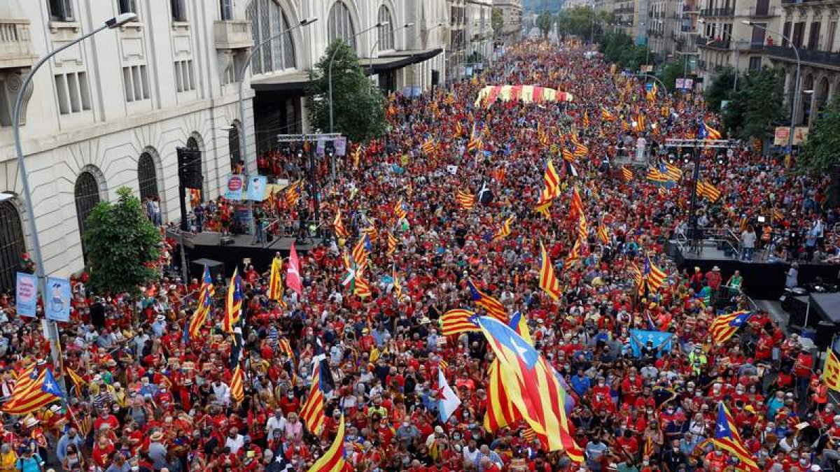 Miles de personas participan en la manifestación convocada por la ANC en Barcelona con motivo de la Diada del 11 de septiembre. TONI ALBIR
