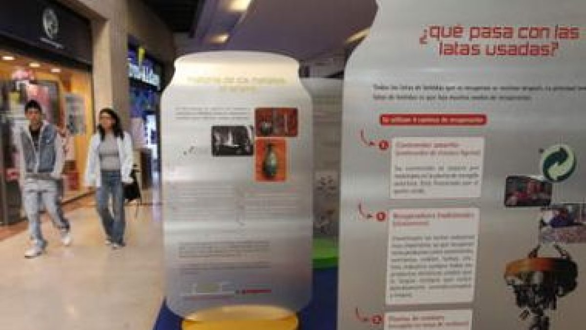 Los carteles informativos de la exposición pretenden inculcar conciencia medioambiental.