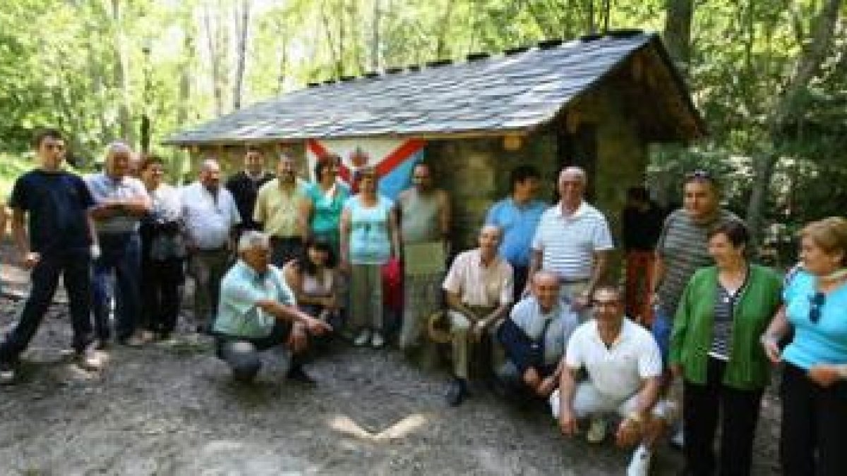 Los vecinos acompañados de las autoridades inauguran el Molino de los Monjes en Montes de Valdueza.