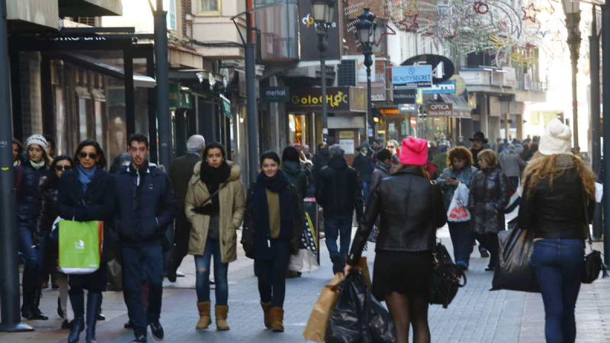 El comercio leonés confía en que las rebajas se salden con un gasto de unos 80 euros por persona.