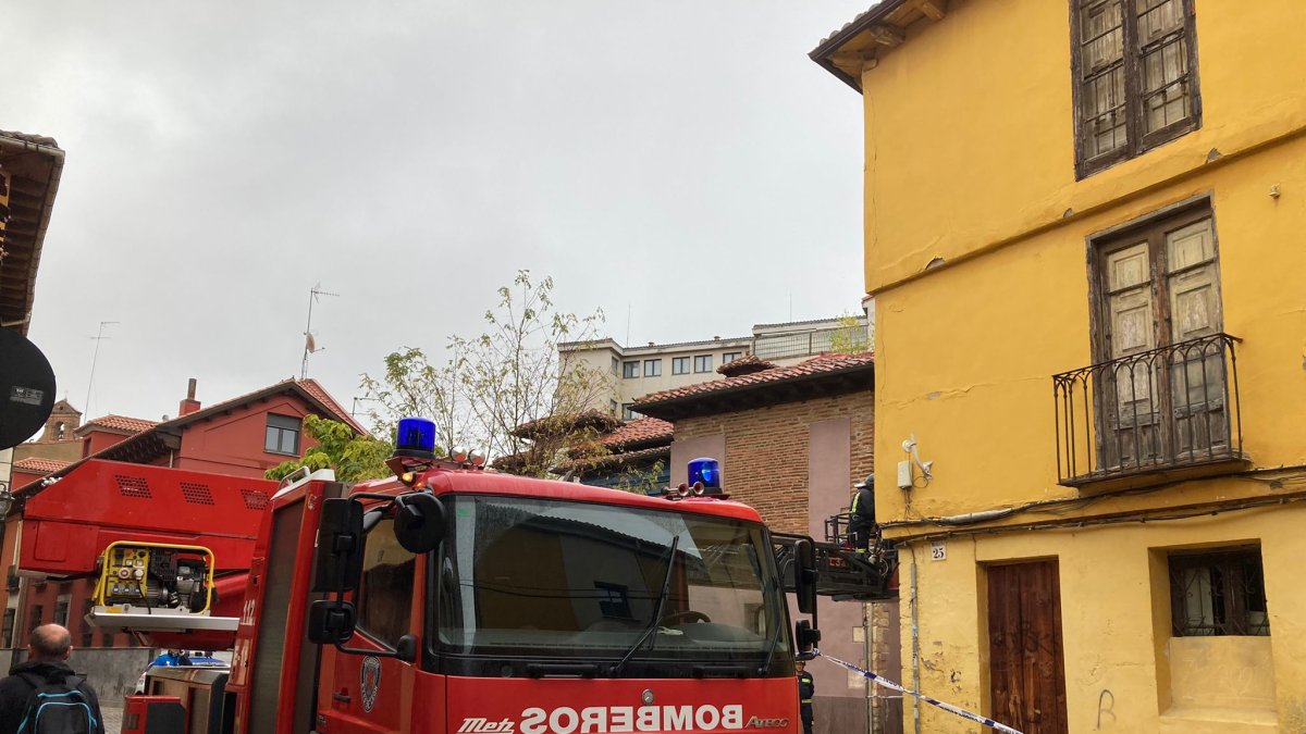 Un cambión de los bomberos en el lugar del sucesos. DL