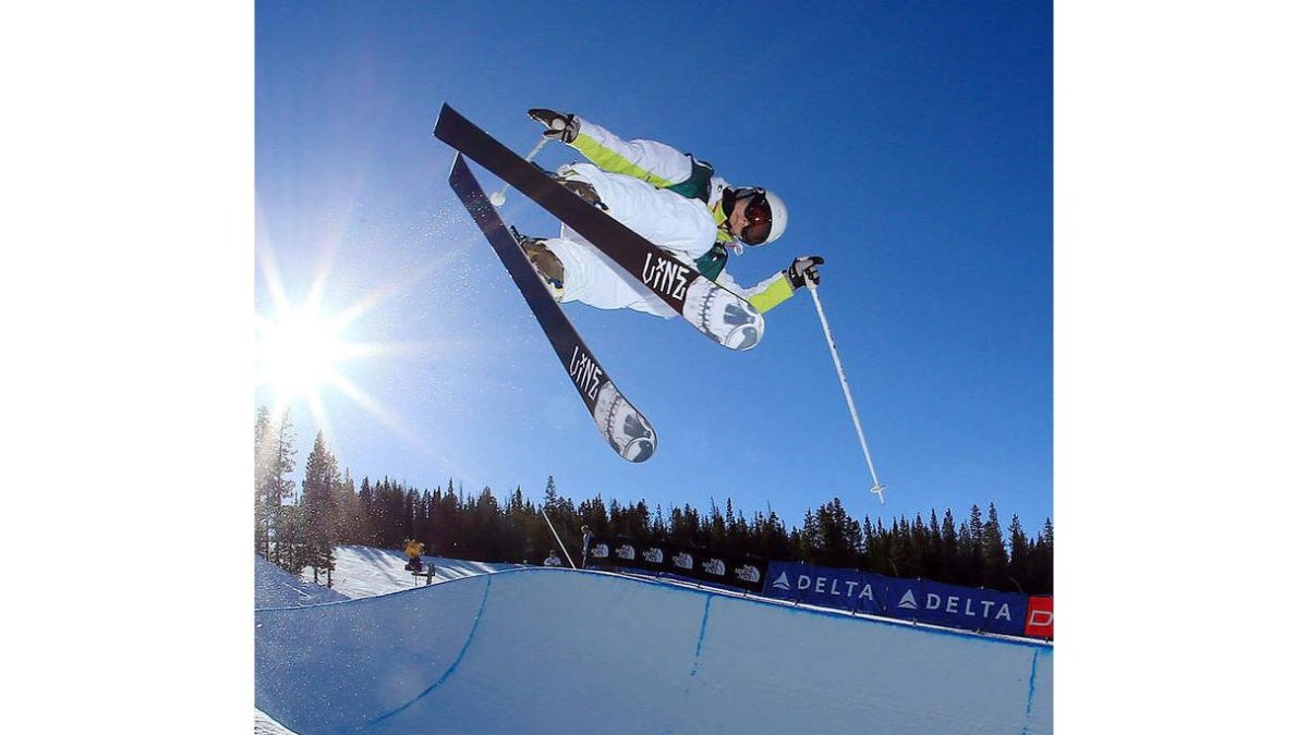 La esquiadora realiza una acrobacia en el ‘halfpipe’.