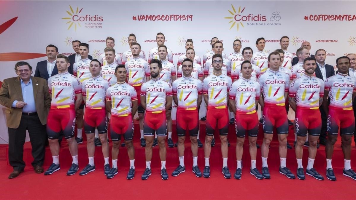 El equipo ciclista posa durante la presentación oficial en València.
