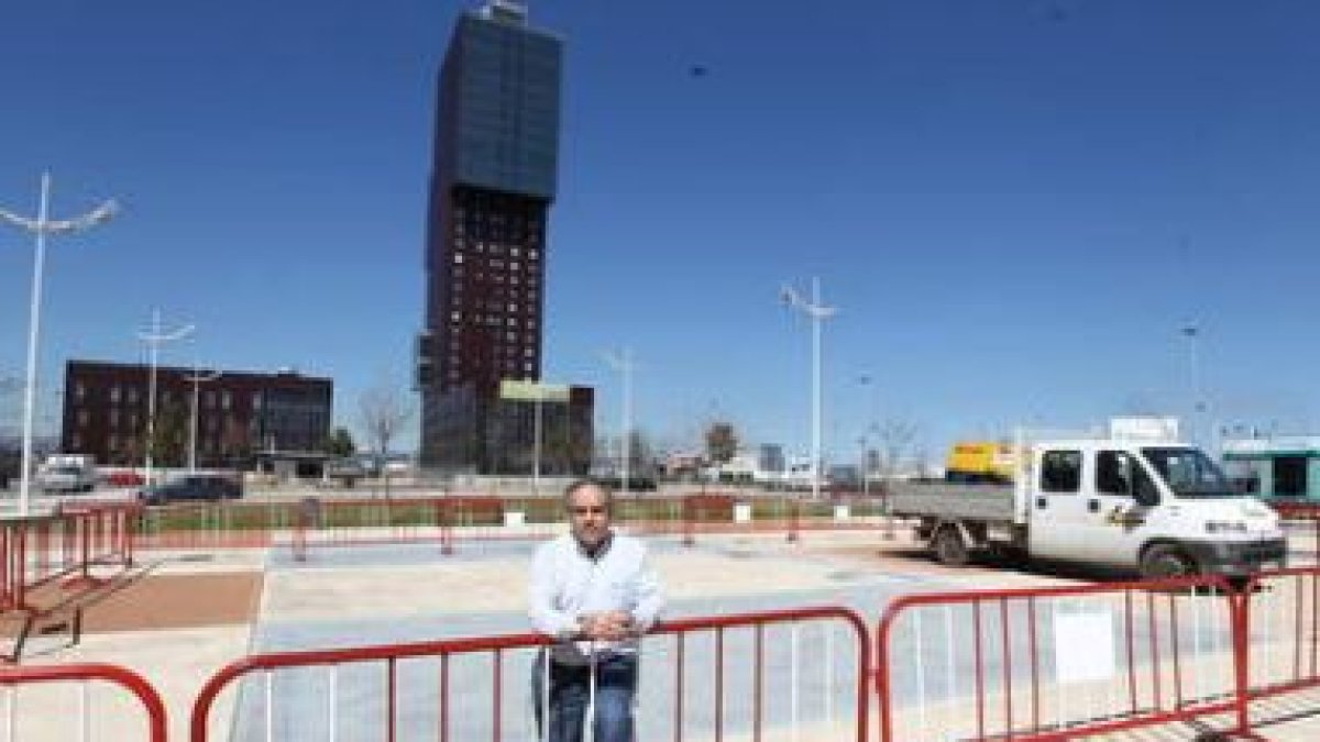 Julio Antonio González, que se acercó ayer a las obras.