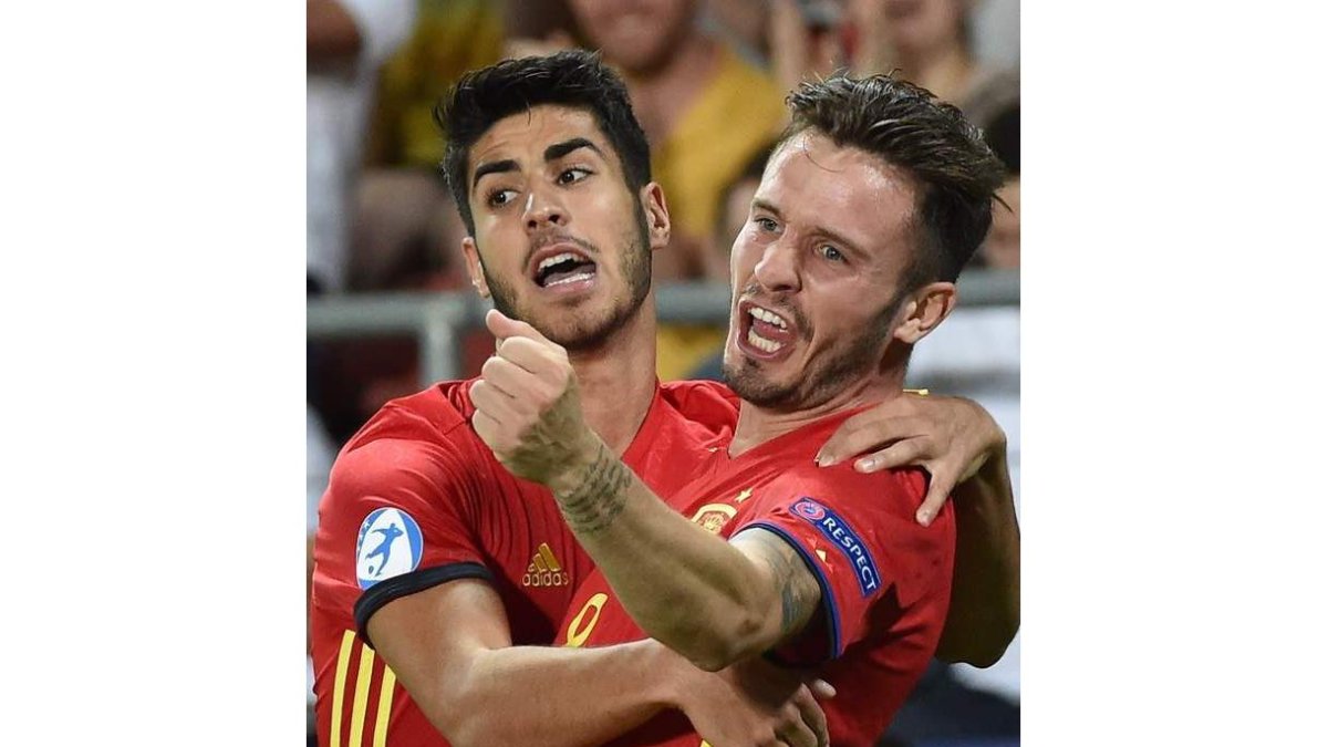 Saúl Ñíguez celebra con Marco Asensio su gol. JACEK BEDNARCZYK