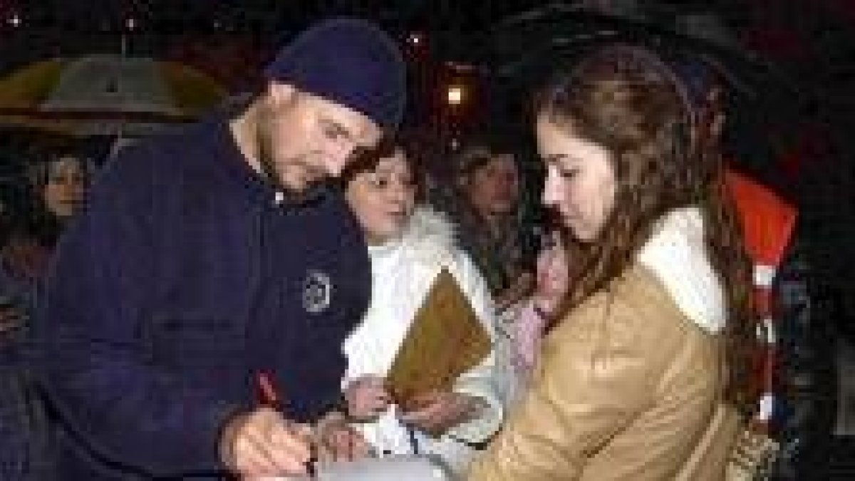 Una «fan» pide un autógrafo a Liam Neeson, uno de los protagonistas