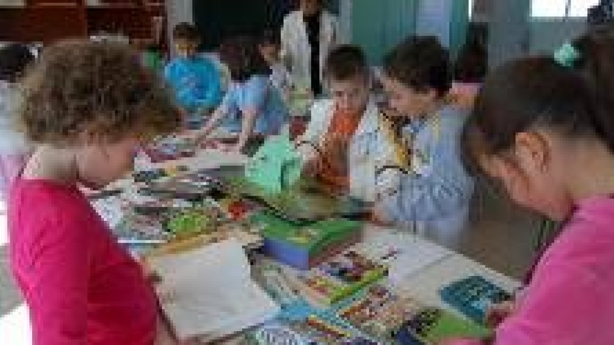 La concejala de Cultura, Montserrat González, durante la visita a la exposición de libros infantiles