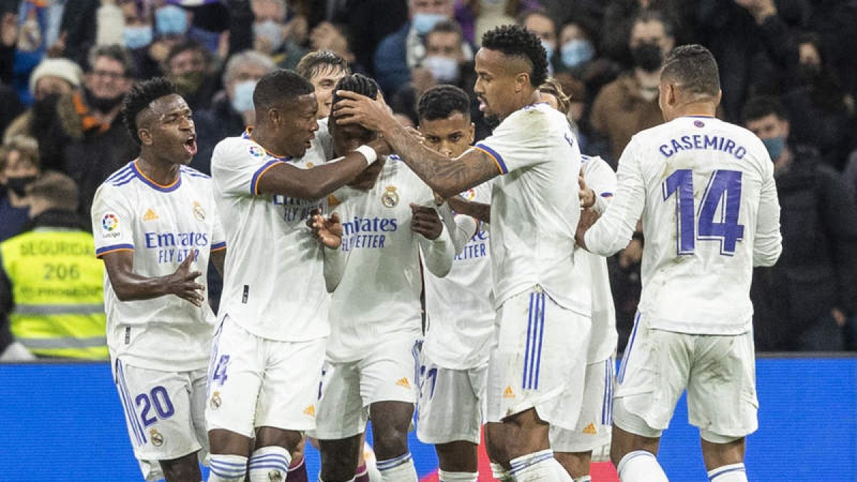 Camavinga, en el centro, celebra su gol frente a la Real Sociedad en el Santiago Bernabéu. RODRIGO JIMÉNEZ