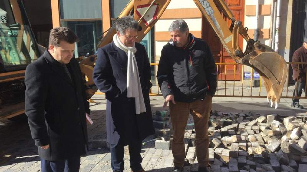 Pablo Peyuca, Arsenio García y Manuel Ortiz, durante su visita a la plaza en obras. dl