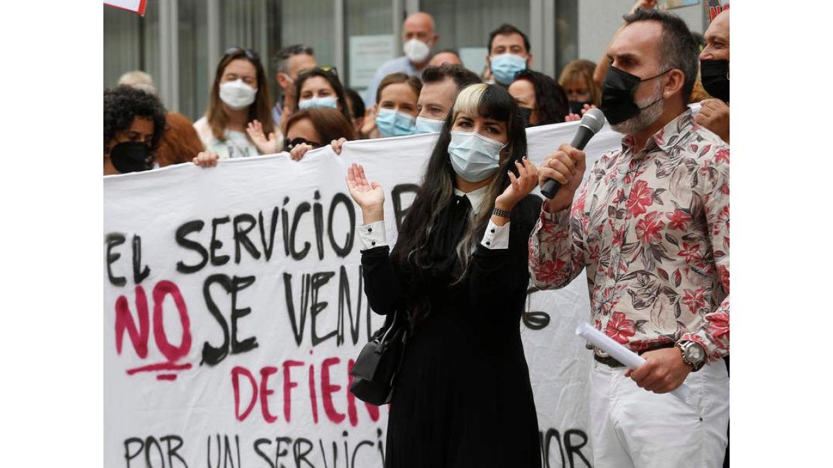 Trabajadores de El Alba, durante la lectura del manifiesto, ayer, frente a la Gerencia. FERNANDO OTERO