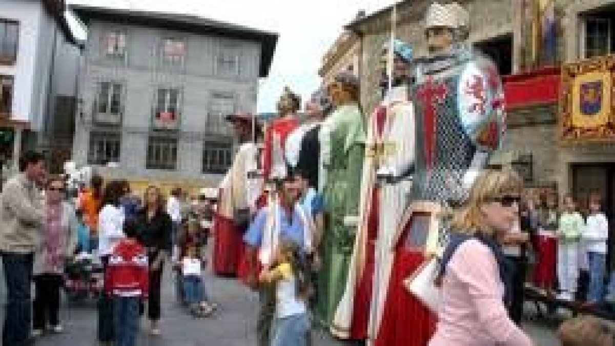 Los gigantes y cabezudos recorrerán las calles de la localidad durante este fin de semana
