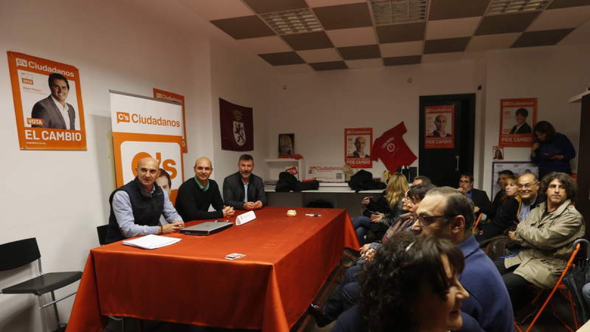 Maraña, sentado en el centro, ante compañeros y cargos electos de Ciudadanos.