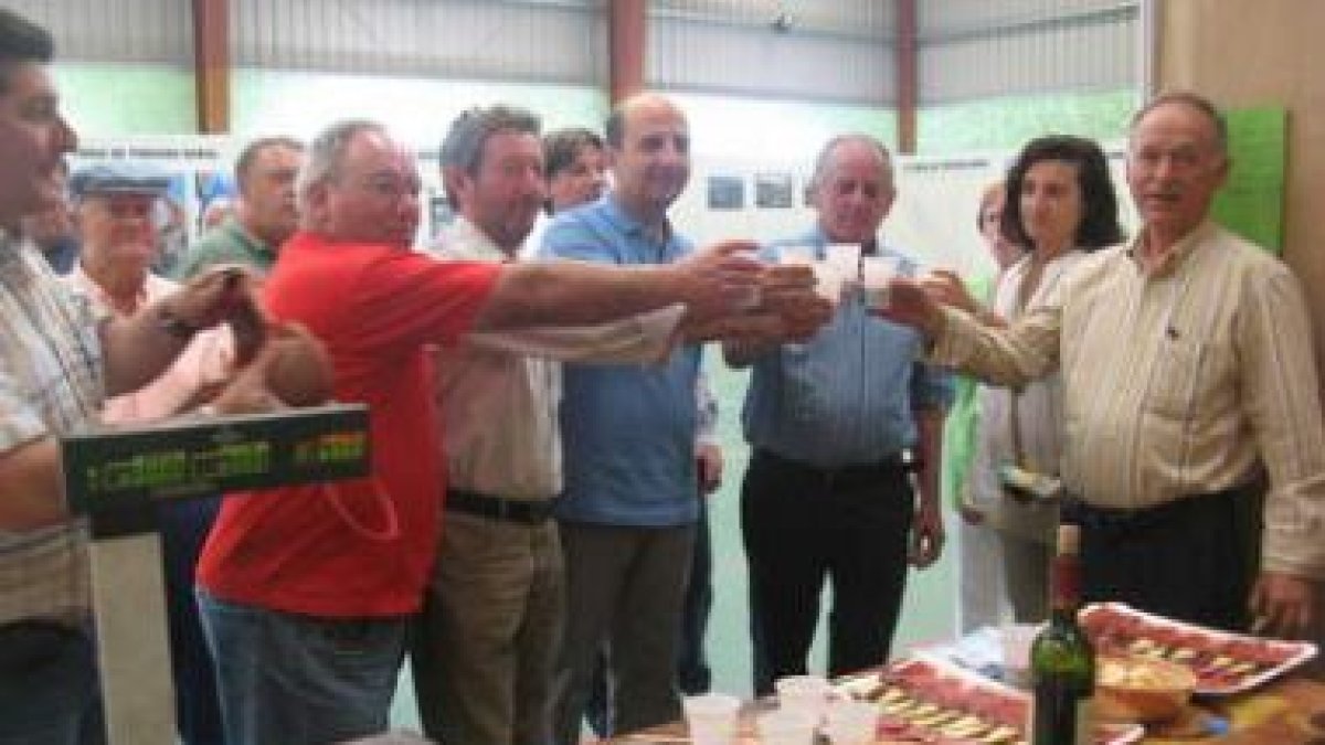 Los alcaldes y autoridades de la montaña central asistieron a la inauguración oficial.