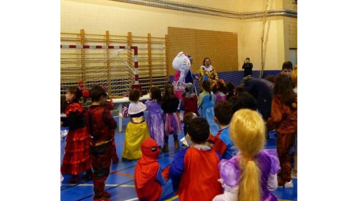 La magia llenó de color ayer el carnaval infantil roblano. PLANILLO