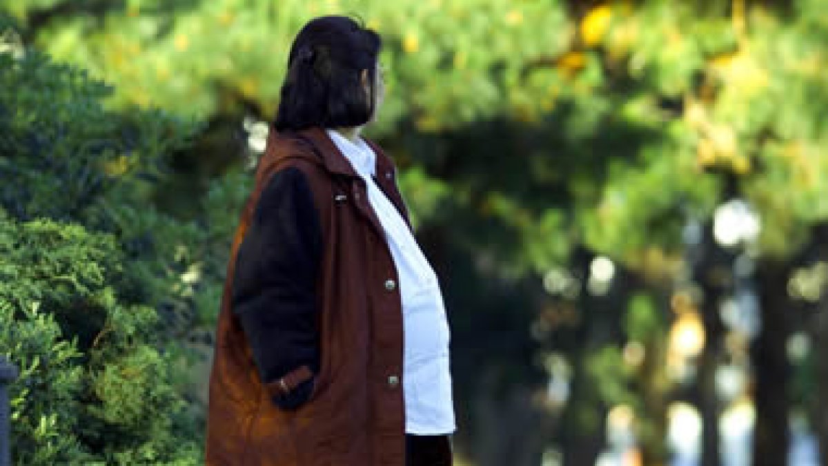 Una mujer embarazada pasea por León.