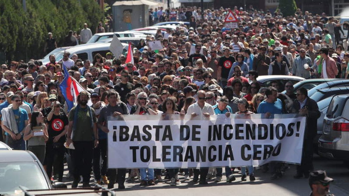 Cuando la cabeza de la protesta pasó a la altura del colegio de la Borreca, la cola en Pérez Colino iba cerca de la iglesia de San Pedro. ANA F. BARREDO