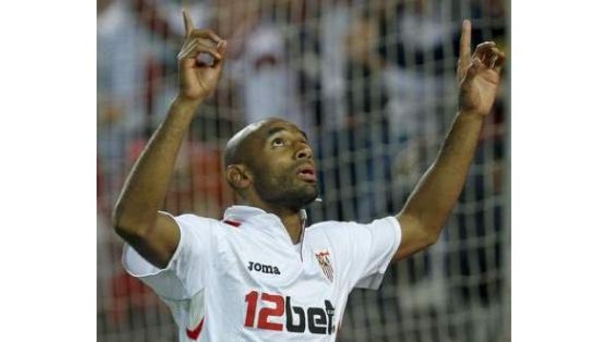 Frederick Kanoute, del Sevilla, celebra su gol, el tercero de su equipo, ante el Villarreal.