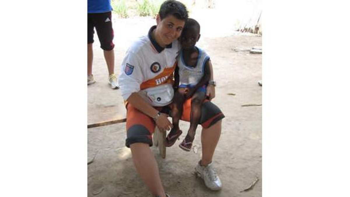 Miriam, con uno de los niños que conoció en Togo.