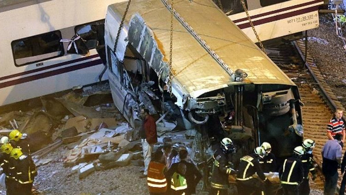 El juez del accidente de Angrois imputa a cinco responsables de Adif.
