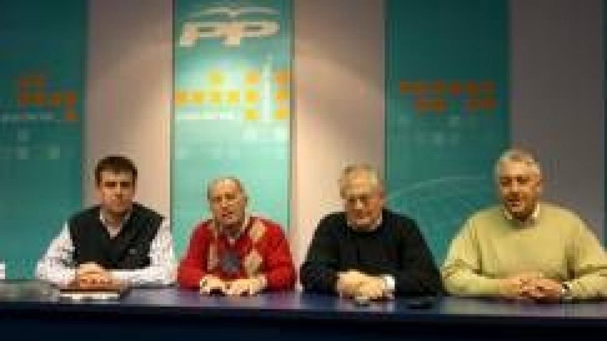 Jesús García, a la izquierda, junto a los miembros de la gestora, en la reunión de ayer