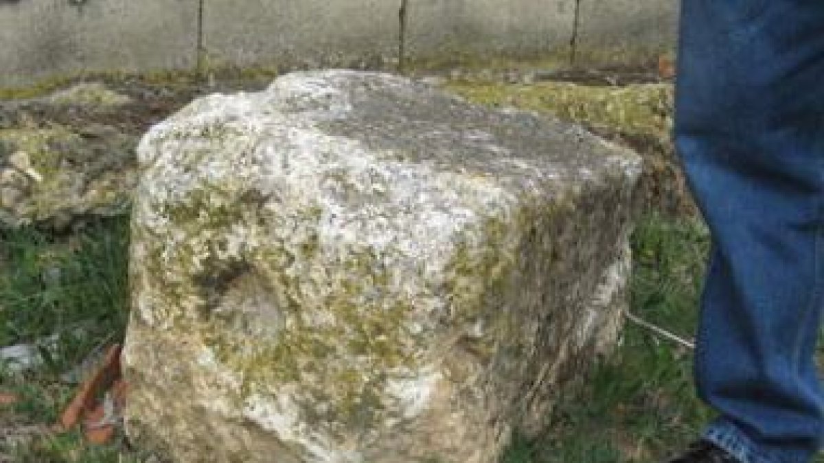 Uno de los sillares que se han encontrado en el cementerio de Pobladura del Bernesga