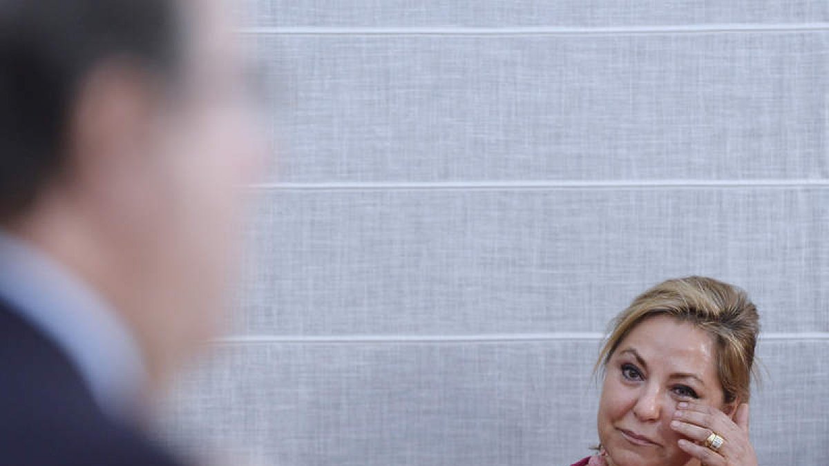 La ya ex vicepresidenta escucha emocionada el discurso de Herrera, ayer. EFE