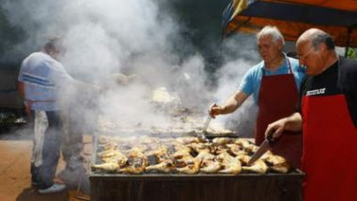 Los cocineros hubieron de emplearse a fondo con los asados.