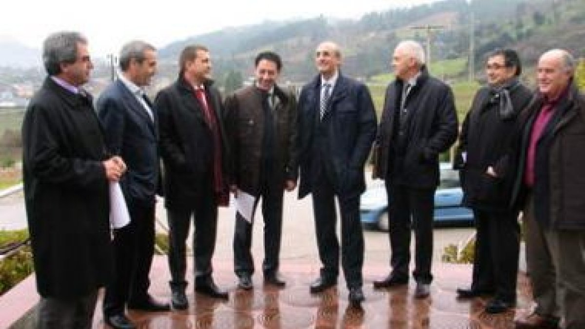 La imagen muestra a los parlamentarios del PP en la anterior reunión celebrada en Valdeorras.