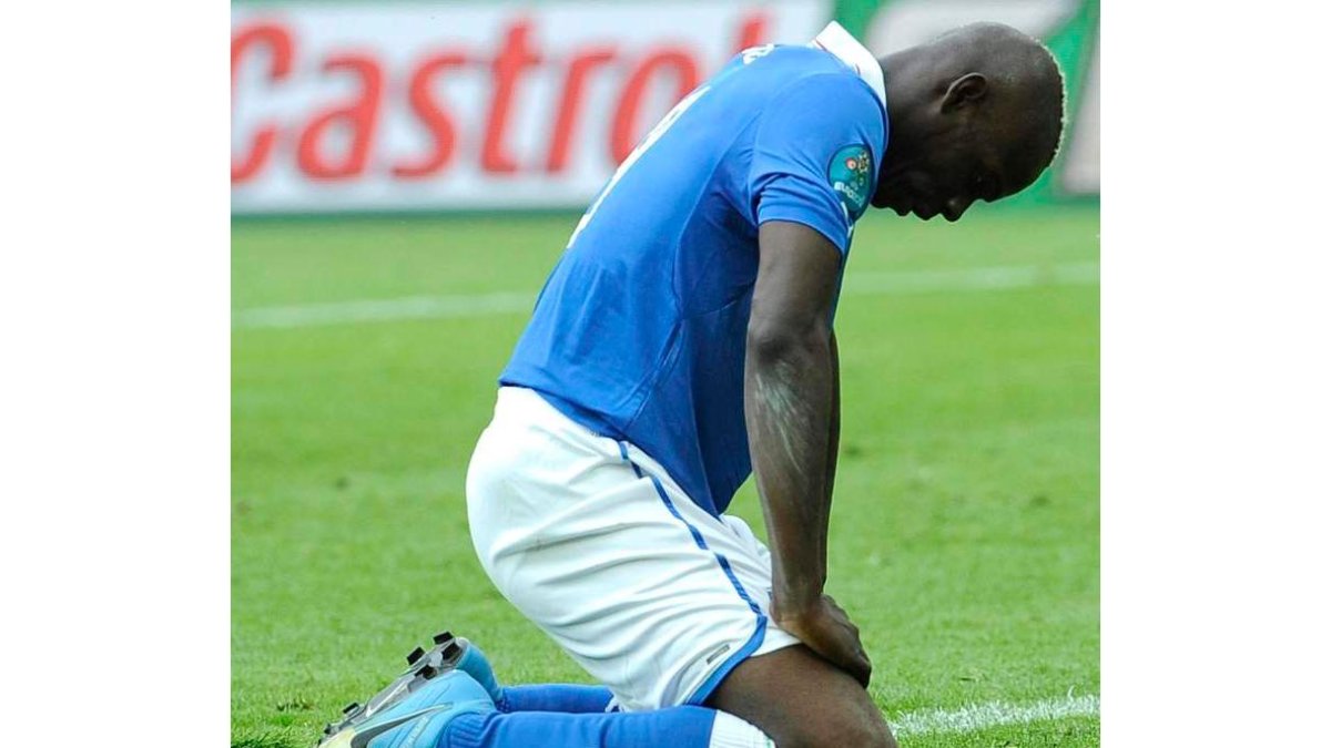 Los gritos racistas hacia Balotelli están siendo investigados.