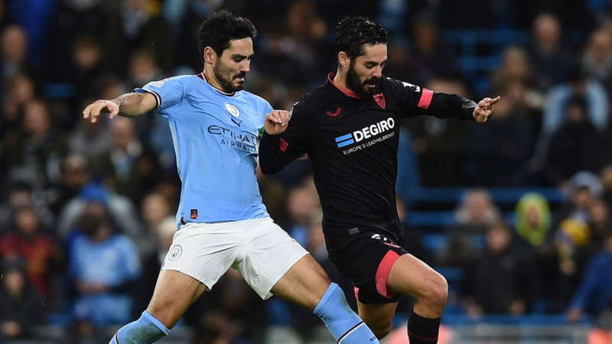 Isco trata de superar a un defensa del Manchester City. POWELL