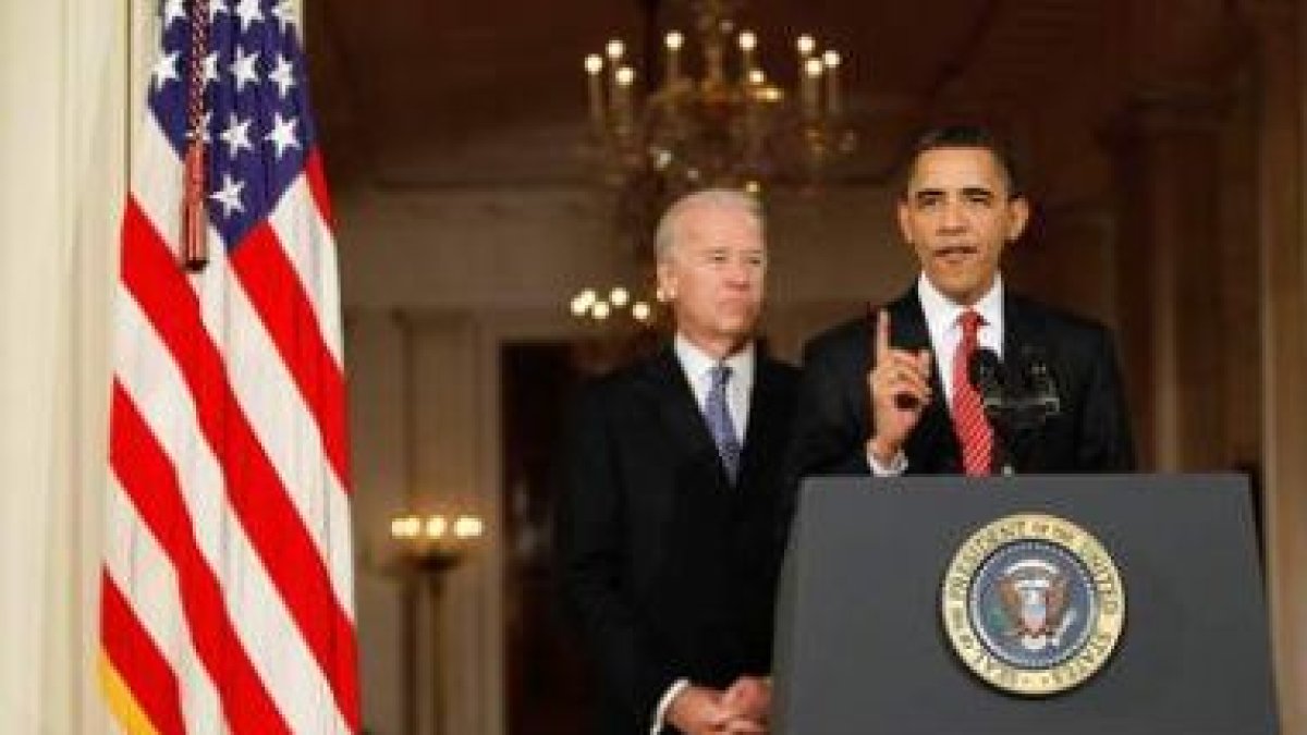 El presidente de EE.UU., Barack Obama, junto al vicepresidente, Joseph Biden, tras la aprobación de