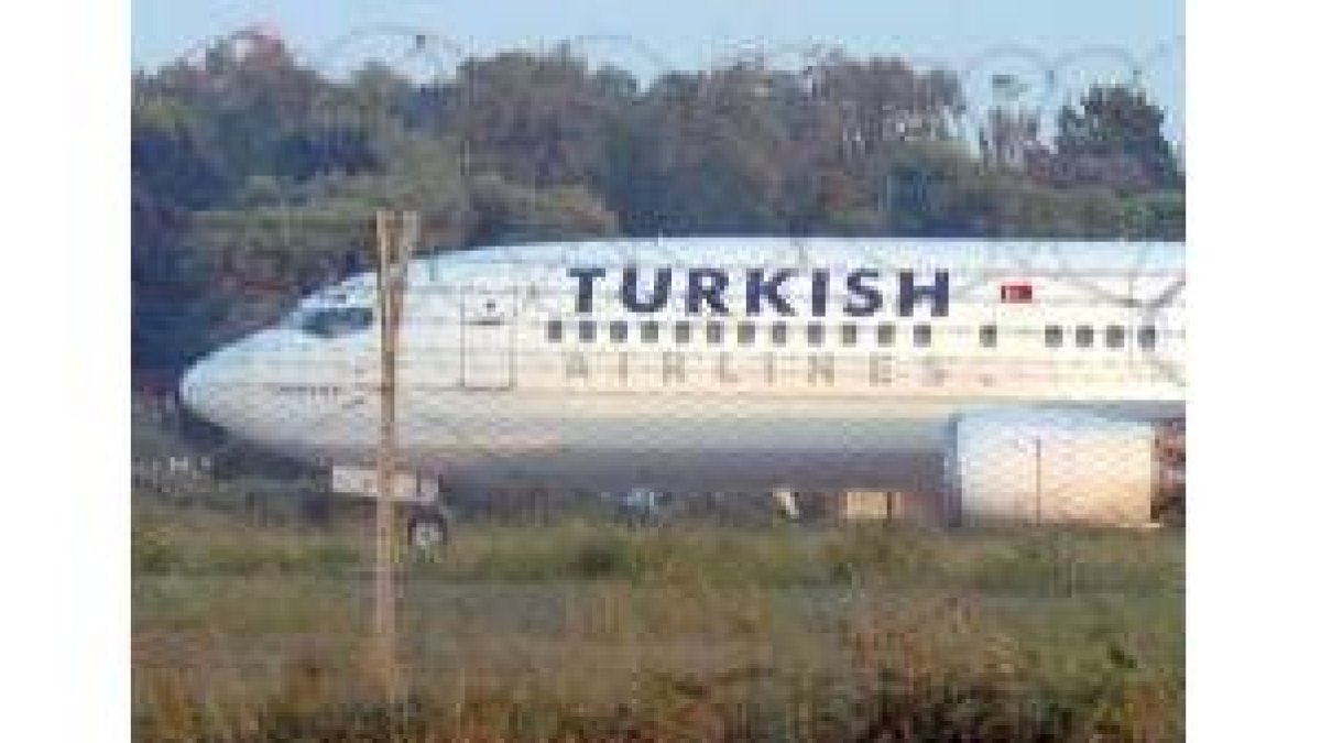 El avión, en la pista aislada del aeropuerto de Brindisi, donde fue desviado