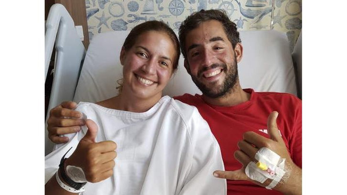 Marta y David en un hospital de Kota Kinabalu. NOEL CABALLERO