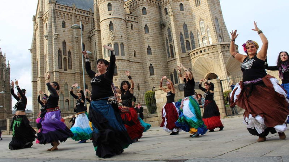 Las bailarinas durante su actuación delante del Palacio de Gaudí en Astorga.