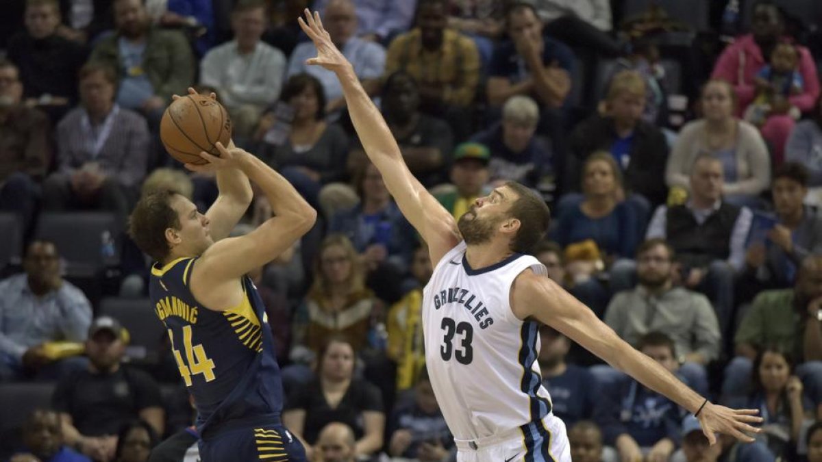 Marc Gasol, en acción, ante Bojan Bogdanovic.