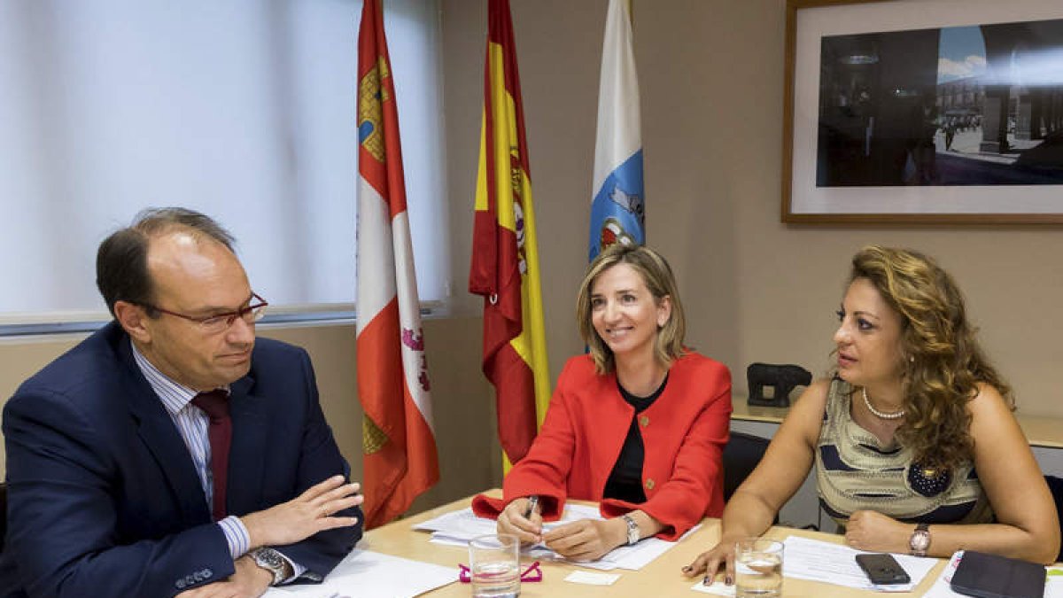 Alicia García y Cristina Valido, ayer en la reunión en Valladolid. R, GARCÍA