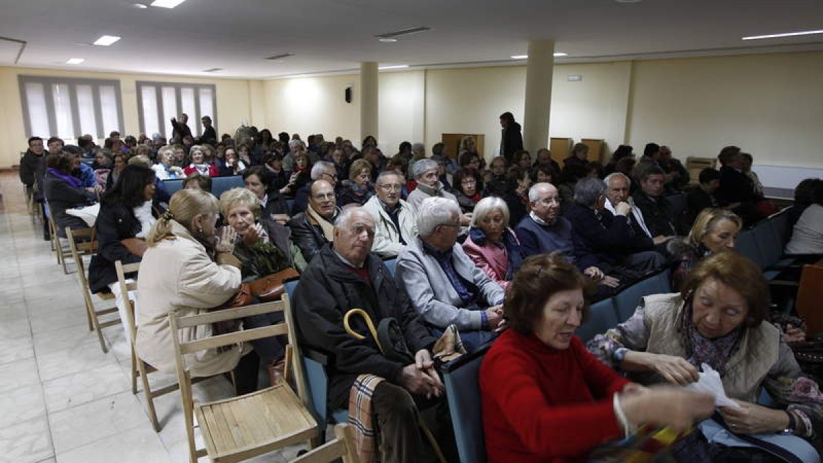 Los alumnos de la Universidad de la Experiencia, antes de comenzar la recepción.