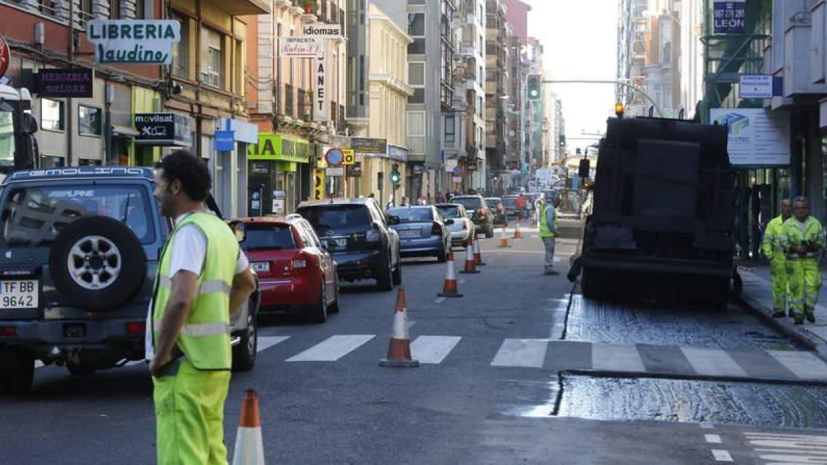 Los trabajos en la zona de aparcamientos cortaron ayer un carril de circulación y provocaron retenciones en el centro.